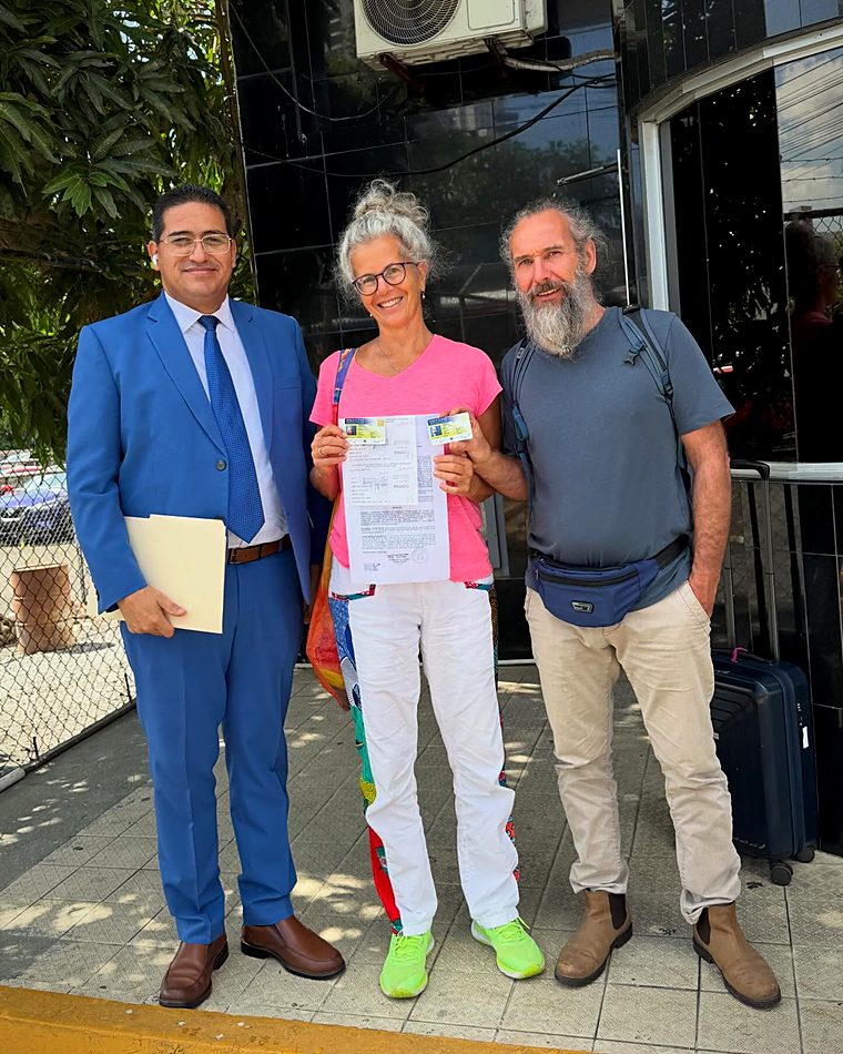 Cliente del despacho con su documento de residencia permanente en Panamá
