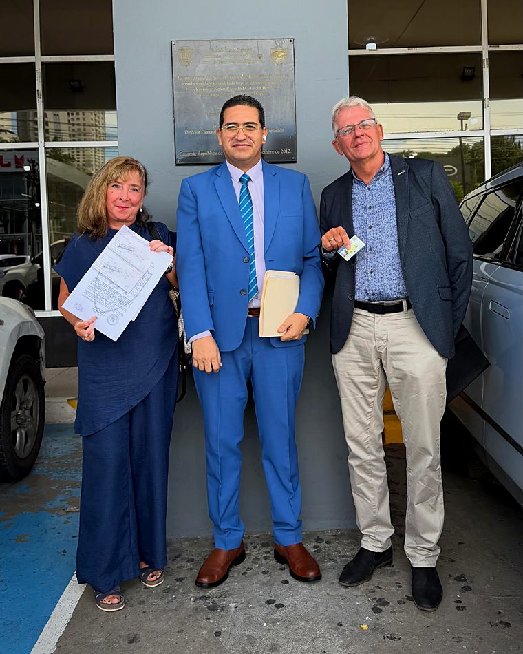 Cliente del despacho con su documento de residencia permanente en Panamá