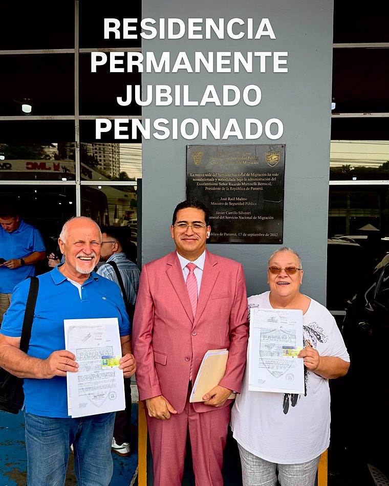 Cliente del despacho con su documento de residencia permanente en Panamá
