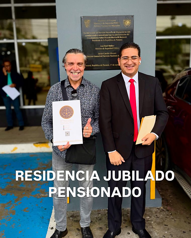 Cliente del despacho con su documento de residencia permanente en Panamá