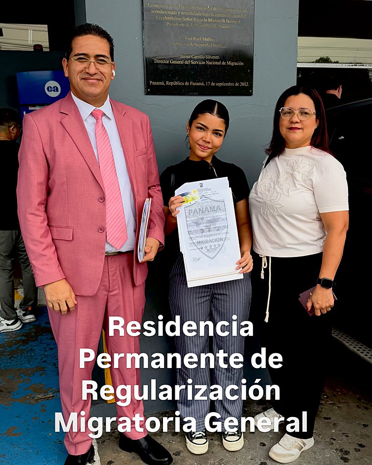Cliente del despacho con su documento de residencia permanente en Panamá