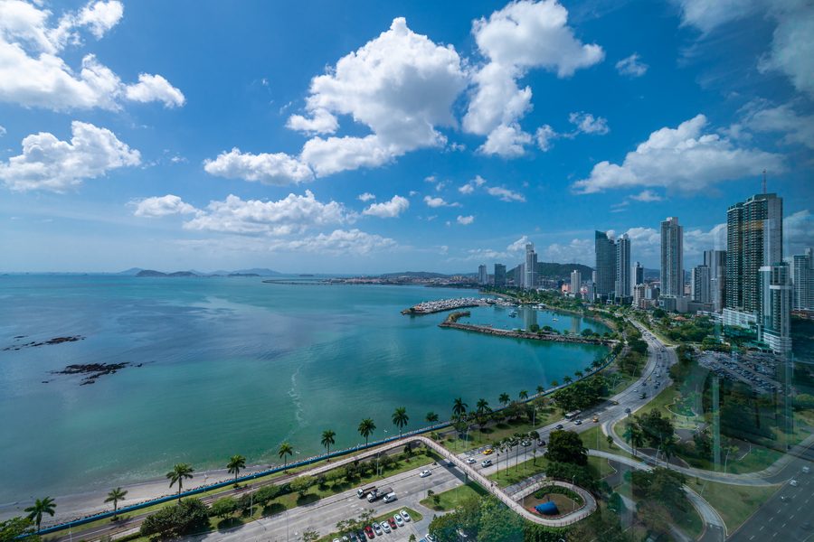 The Cinta Costera and the bay